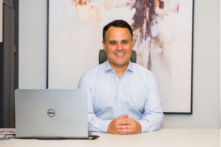 imagem do doutor Pedro Henrique Faria em seu consultório